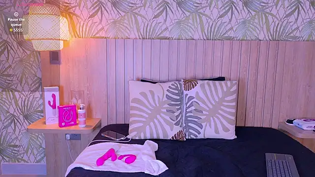 EmmaCollins01 online show from 25, 4, 2026