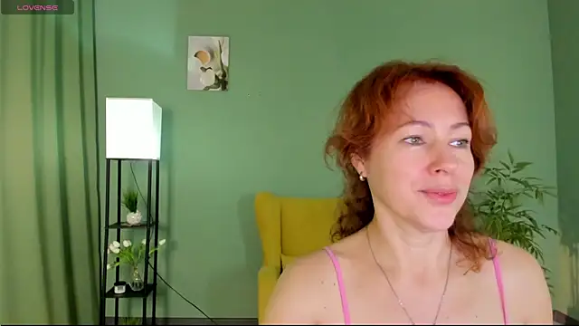Snapshot of LeticiaRomano chatting on 4, 7, 2026 LeticiaRomano online show from 4, 7, 2026