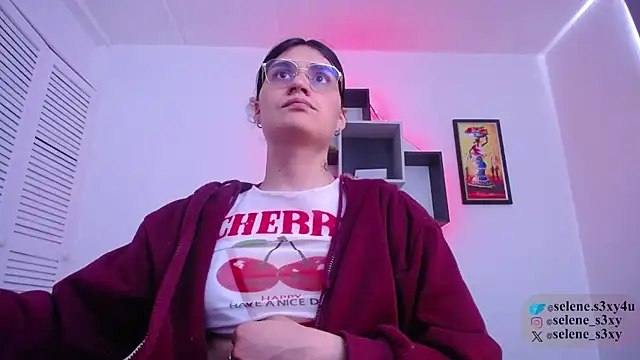 Snapshot of selene_cutie chatting on 21, 4, 2026 selene cutie online show from 21, 4, 2026