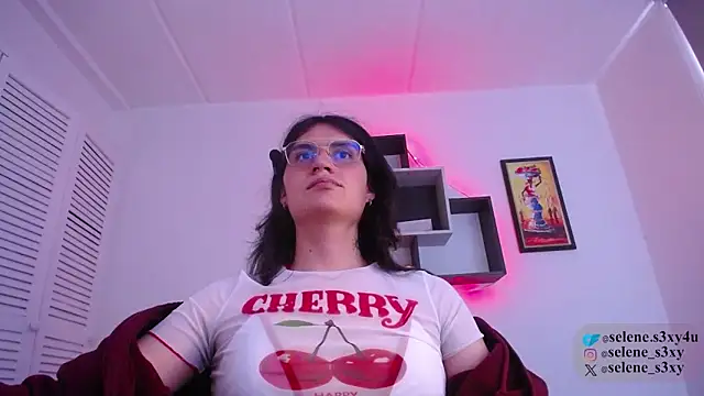 Snapshot of selene_cutie chatting on 15, 4, 2026 selene cutie online show from 15, 4, 2026