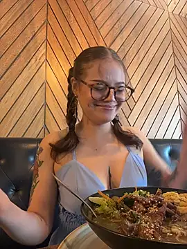 Snapshot of Tallulah_Kinky chatting on 15, 4, 2026 Tallulah Kinky online show from 15, 4, 2026