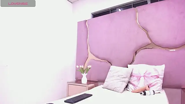 LaurendPink online show from 12, 4, 2026