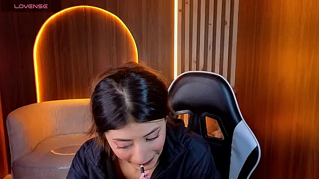 Lia queen tx online show from 28, 5, 2026