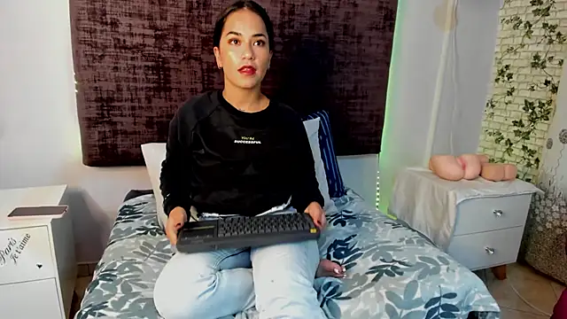 thyra-corall online show from 7, 4, 2026