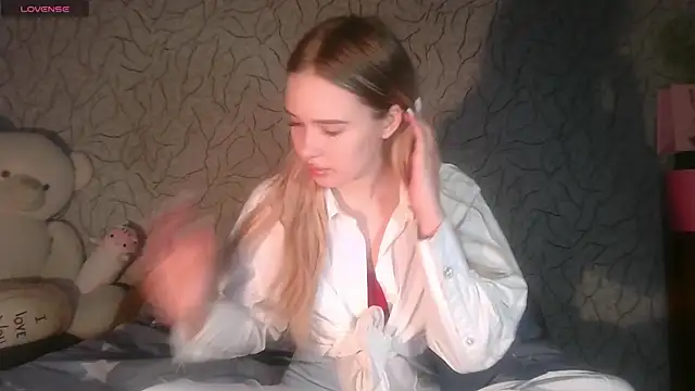 Snapshot of Alice_Pleasance chatting on 6, 6, 2026 Alice Pleasance online show from 6, 6, 2026