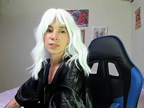 EvelinSerrato444 online show from 19, 4, 2026