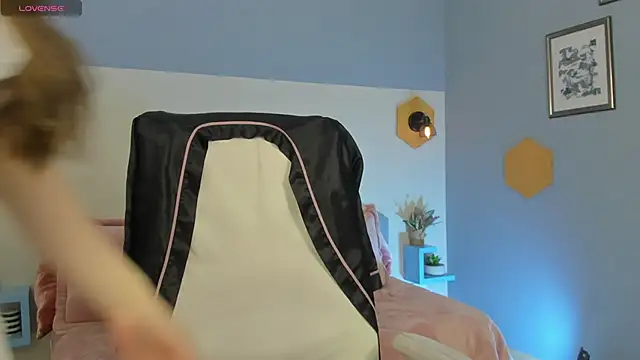 camille eyes online show from 22, 4, 2026