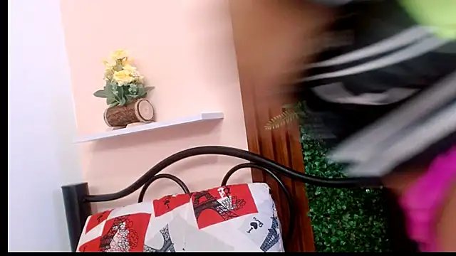 hotlatinaluna23 online show from 22, 4, 2026