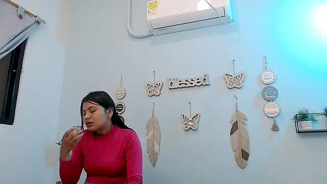 hotlatinaluna23 online show from 14, 5, 2026