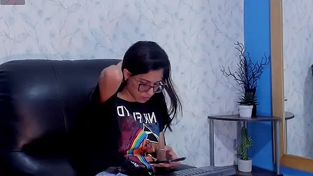Emily Lopera online show from 8, 7, 2026