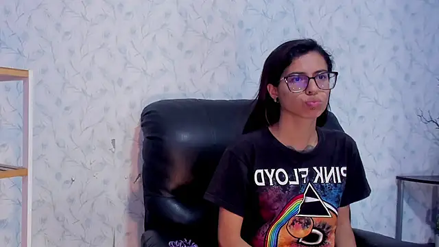 Emily Lopera online show from 4, 7, 2026