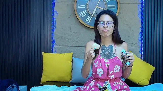 Emily Lopera online show from 17, 6, 2026