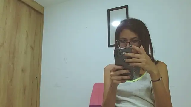 Emily Lopera online show from 27, 5, 2026