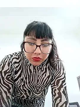 Snapshot of ytzi_opss chatting on 6, 4, 2026 ytzi opss online show from 6, 4, 2026