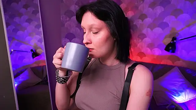 Velvet Lily online show from 14, 4, 2026