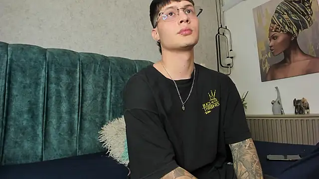 Santii Twink online show from 19, 3, 2026