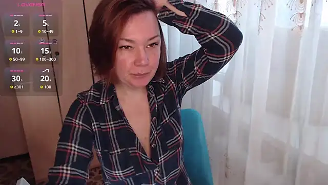 Julia Vagrik online show from 4, 5, 2026