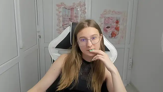Mia kristal online show from 11, 6, 2026