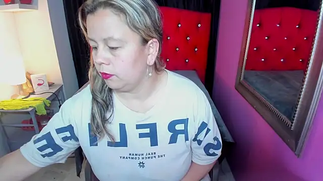 ScarletBigTitties online show from 5, 5, 2026