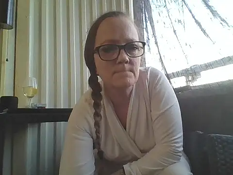 Snapshot of LizzieZ1975 chatting on 4, 5, 2026 LizzieZ1975 online show from 4, 5, 2026