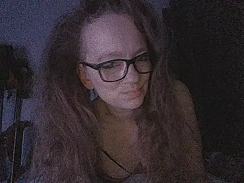 Snapshot of LizzieZ1975 chatting on 9, 5, 2026 LizzieZ1975 online show from 9, 5, 2026