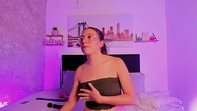 Snapshot of SofiaLujan_ chatting on 8, 4, 2026 SofiaLujan online show from 8, 4, 2026