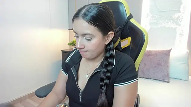 kira relish online show from 22, 4, 2026