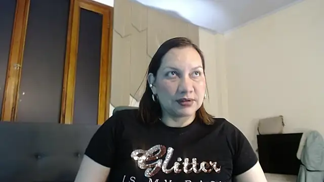 mia coral1 online show from 15, 4, 2026