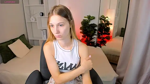 Snapshot of LauraPurr chatting on 19, 6, 2026 LauraPurr online show from 19, 6, 2026