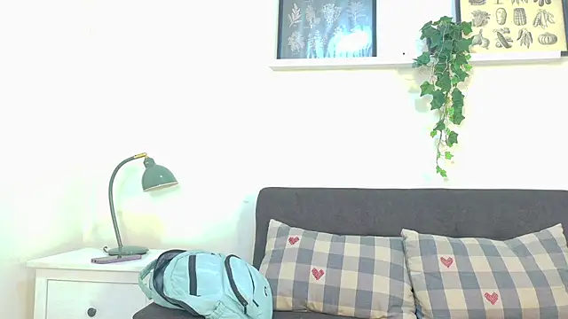 AhslyEvans   online show from 18, 4, 2026