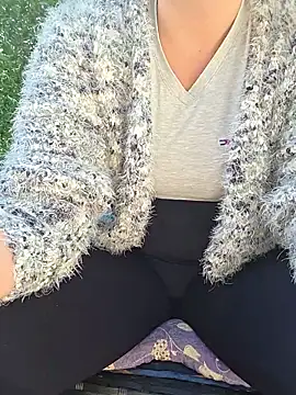 Snapshot of SellenaGomez chatting on 19, 5, 2026 SellenaGomez online show from 19, 5, 2026