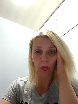 Snapshot of MiaLove183 chatting on 10, 7, 2026 MiaLove183 online show from 10, 7, 2026