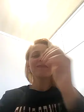 MiaLove183 online show from 4, 4, 2026