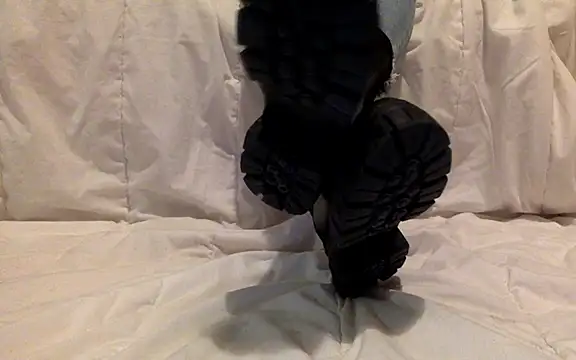 Snapshot of LilouPieds chatting on 27, 3, 2026 LilouPieds online show from 27, 3, 2026