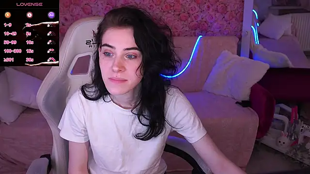 Snapshot of CurleyBlueEyes chatting on 27, 3, 2026 CurleyBlueEyes online show from 27, 3, 2026