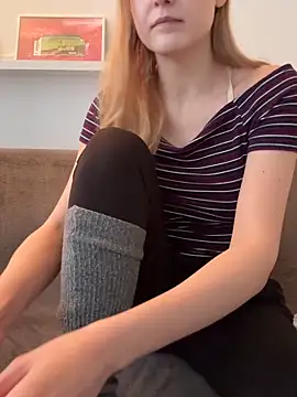Snapshot of CutieLaura chatting on 25, 3, 2026 CutieLaura online show from 25, 3, 2026