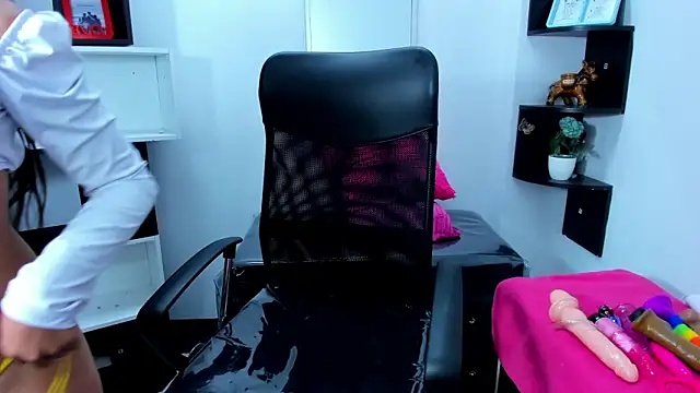 CharlotePetite  online show from 17, 6, 2026