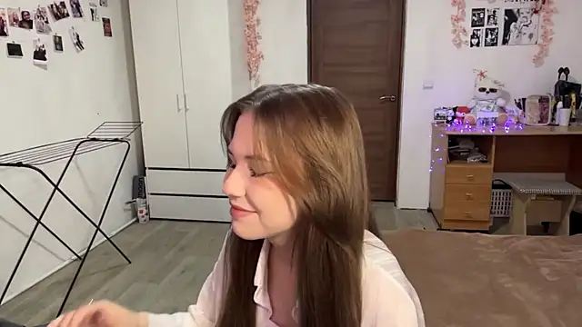 NyelleSpir online show from 10, 4, 2026