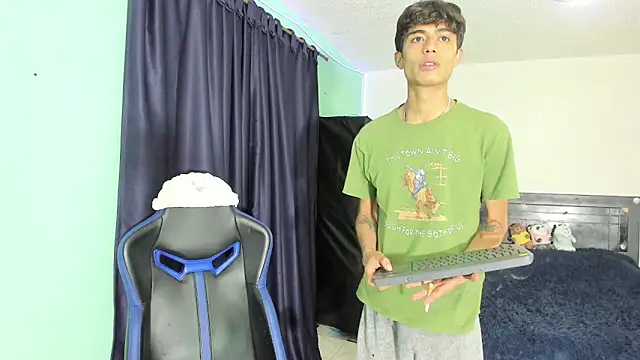 TYLERhHOT2005 online show from 4, 4, 2026