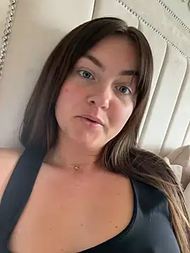 LolaSkyee online show from 13, 4, 2026