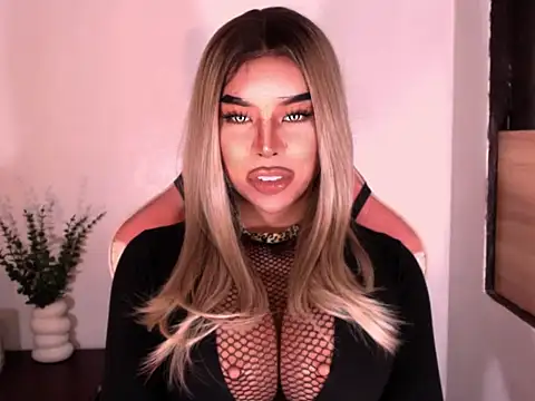CyraHasABigCock online show from 25, 5, 2026