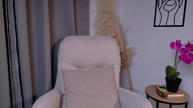 LiaFox  online show from 9, 4, 2026