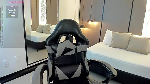 aisha hart  online show from 10, 4, 2026