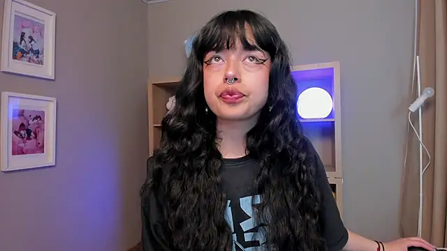 Snapshot of Saphyralux chatting on 6, 5, 2026 Saphyralux online show from 6, 5, 2026
