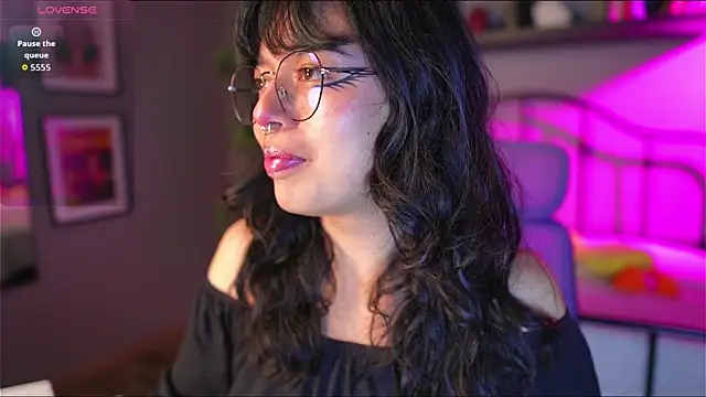 Snapshot of Saphyralux chatting on 14, 7, 2026 Saphyralux online show from 14, 7, 2026