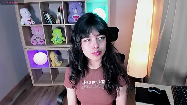 Snapshot of Saphyralux chatting on 17, 6, 2026 Saphyralux online show from 17, 6, 2026