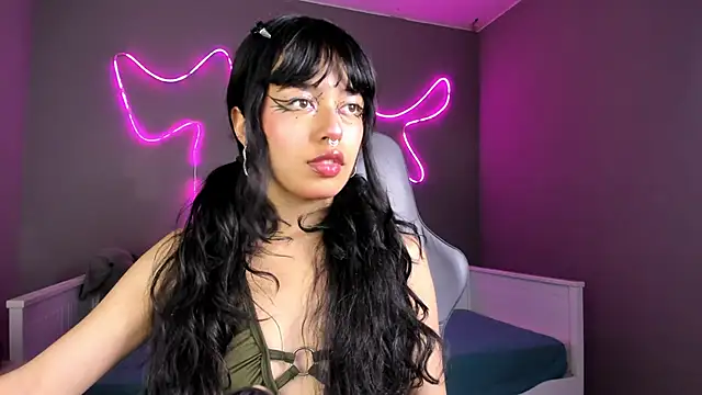 Snapshot of Saphyralux chatting on 28, 4, 2026 Saphyralux online show from 28, 4, 2026