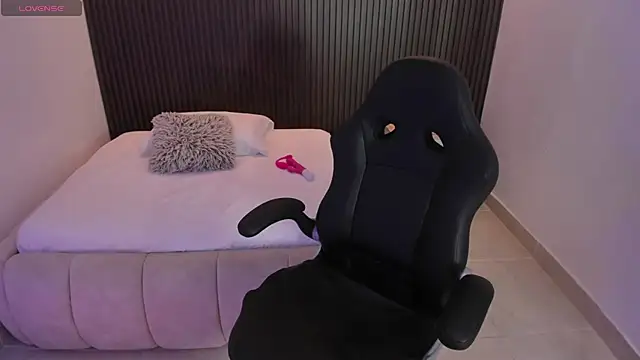 MILLYEVANS1 online show from 11, 4, 2026