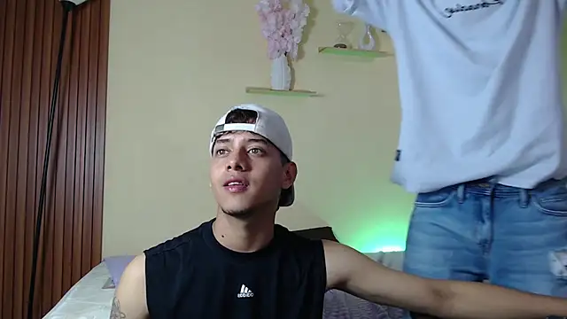 TwoHotTrouble  online show from 30, 3, 2026