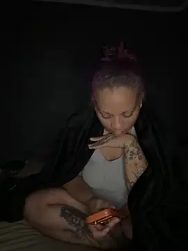 SHY QUINN online show from 23, 4, 2026